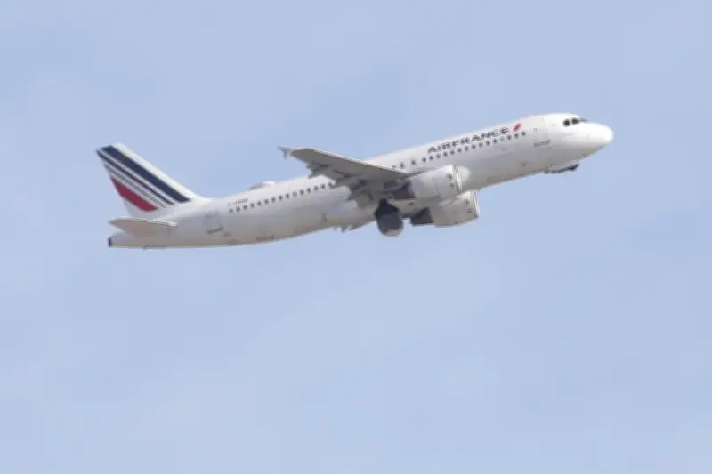 Guerre au Moyen-Orient : hausses inévitables des billets d'avion et annulations de vols à prévoir