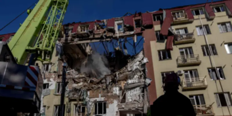 Guerre en Ukraine : À Odessa, les secouristes sauvent sept personnes après une attaque de drones russes