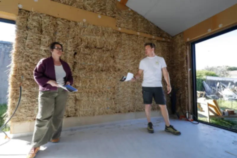 Guillaume Vaux construit une maison en paille sur l'île de Ré, un exemple d'architecture durable