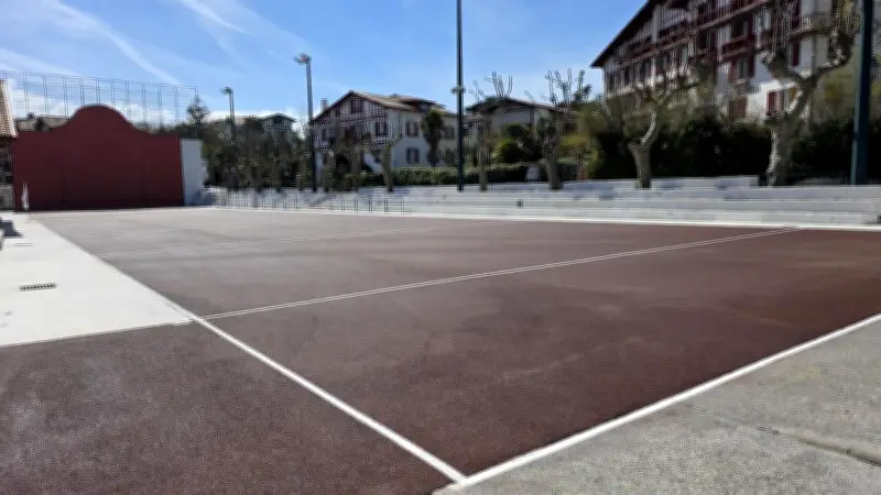 Guéthary finalise deux chantiers majeurs : fronton rénové et panneaux solaires à l'école