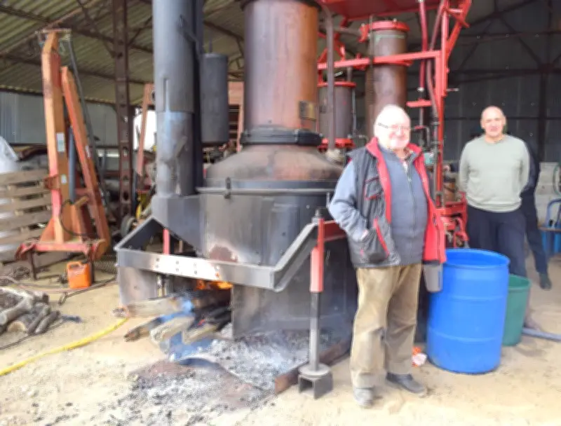 Guy Riffaud, dernier bouilleur ambulant, perpétue un savoir-faire ancestral en Gironde