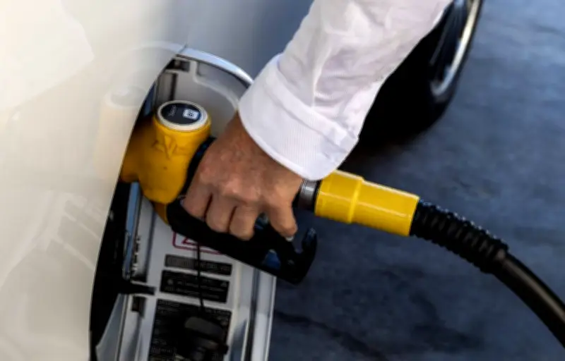 Hausse des carburants : le ministre du budget réfute les accusations de l'opposition sur les taxes