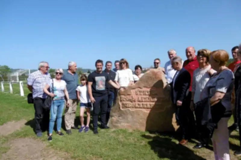 Hendaye célèbre Bixente Lizarazu avec une stèle et un nouveau club house pour les Églantins
