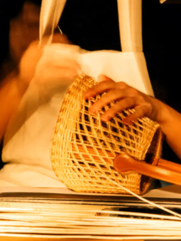 Hermès tisse l'osier de Touraine avec son cuir emblématique pour ses nouveaux sacs