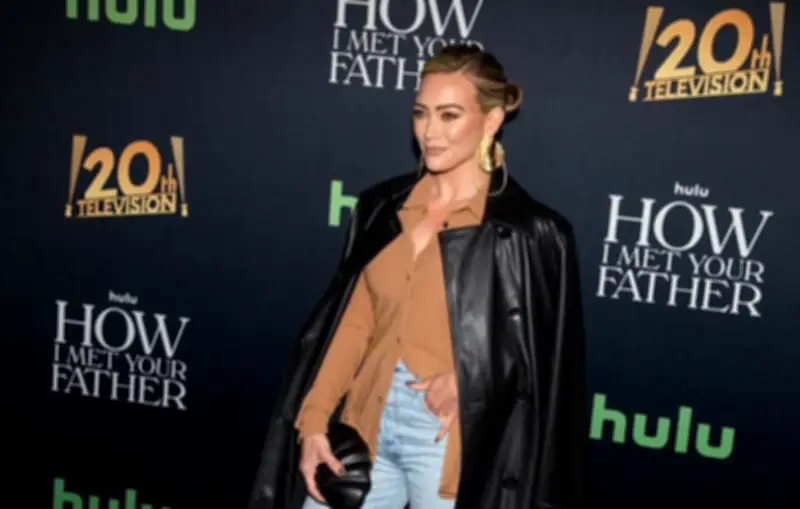 Hilary Duff révèle une communication spirituelle avec son ex Aaron Carter via une voyante