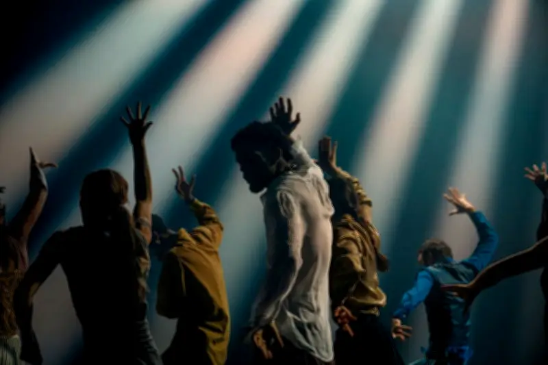 Hofesh Shechter fait tourner la fête dans 'In the Brain' au Théâtre de la Ville