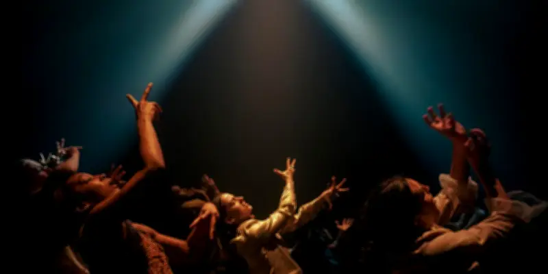 Hofesh Shechter électrise les corps avec 'In the Brain' au Théâtre des Abbesses