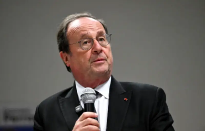 Hollande et Philippe s'opposent sur les retraites lors d'un débat du think tank Les Gracques