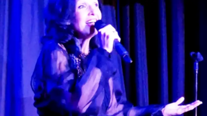 Hommage à Barbara et exploration de la féminité sur scène à Gagnières