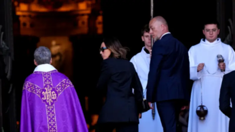 Hommage bouleversant de Laura Smet à Nathalie Baye lors de ses obsèques