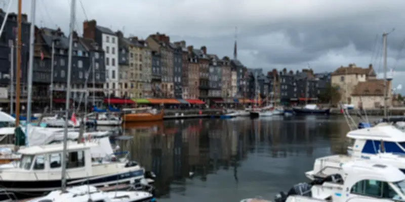 À Honfleur, trois immeubles menacent de s'effondrer, entraînant évacuations et fermetures