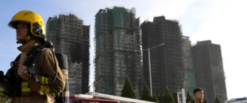 Hong Kong : le bilan de l'incendie monte à 128 morts, le feu maîtrisé