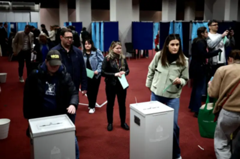 Hongrie : une participation record aux législatives, duel serré entre Orbán et Magyar