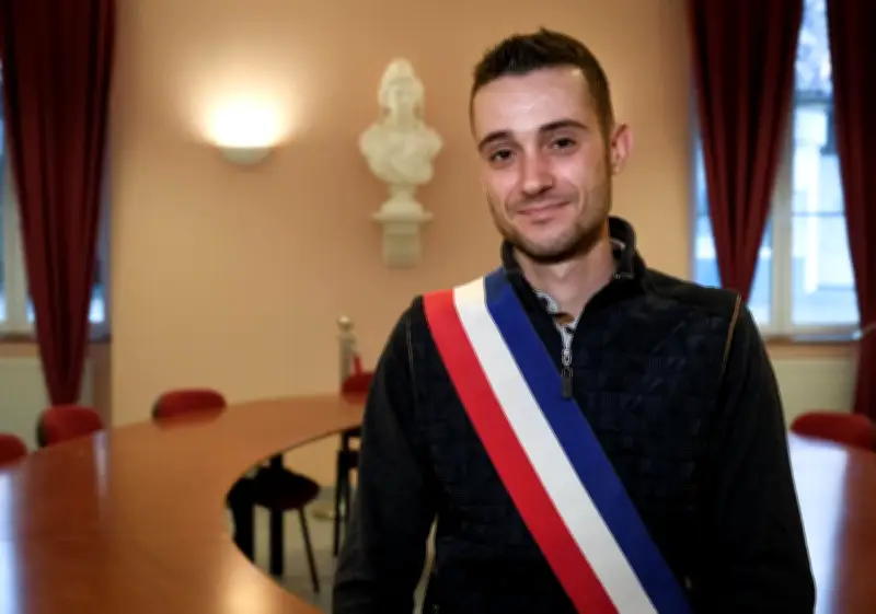 Hugo Rougier, 23 ans, jongle entre son métier de chauffeur de car et la mairie de Dignac
