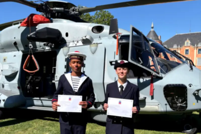 Hyères : l'École du pont d'envol diplôme ses futurs équipiers du Charles de Gaulle
