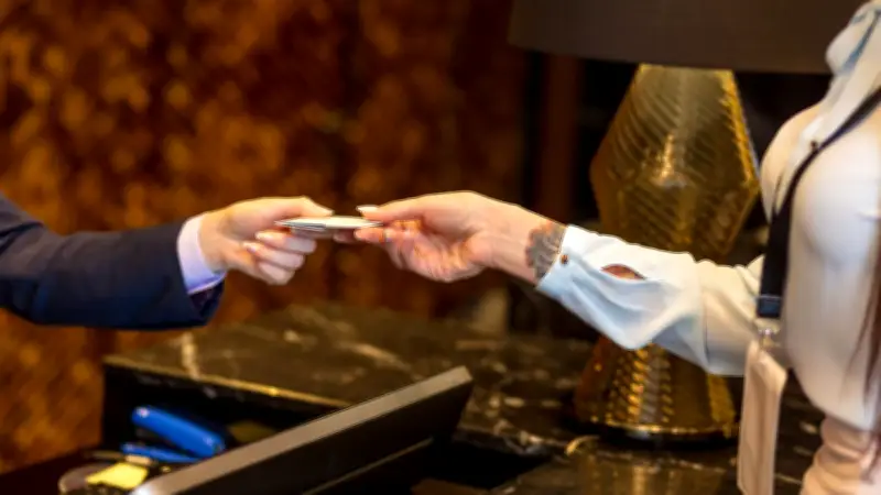 IA frauduleuse : deux Français arrêtés pour faux paiement d'hôtel de 4 171 €