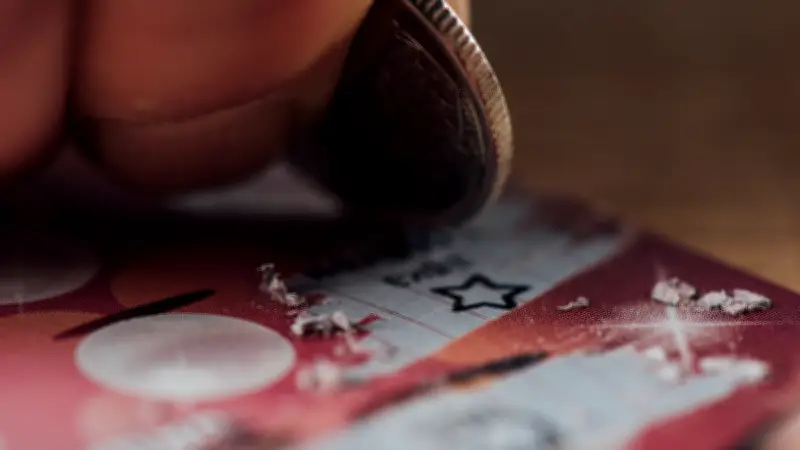 Il offre un ticket gagnant pour le 8 mars, elle s'enfuit avec 500 000 euros