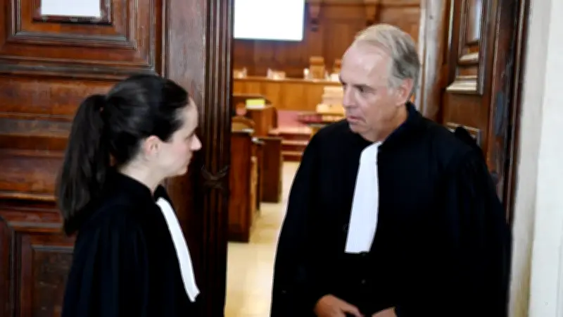 Il traîne son copain nu par le cou comme un sanglier après l'avoir tué