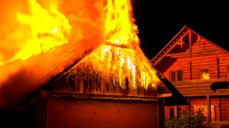 Il utilise un chalumeau pour déneiger sa toiture et met le feu à sa maison
