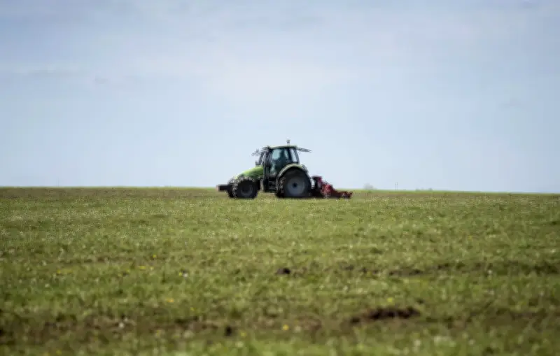 Ille-et-Vilaine : un octogénaire meurt écrasé par son tracteur à Meillac