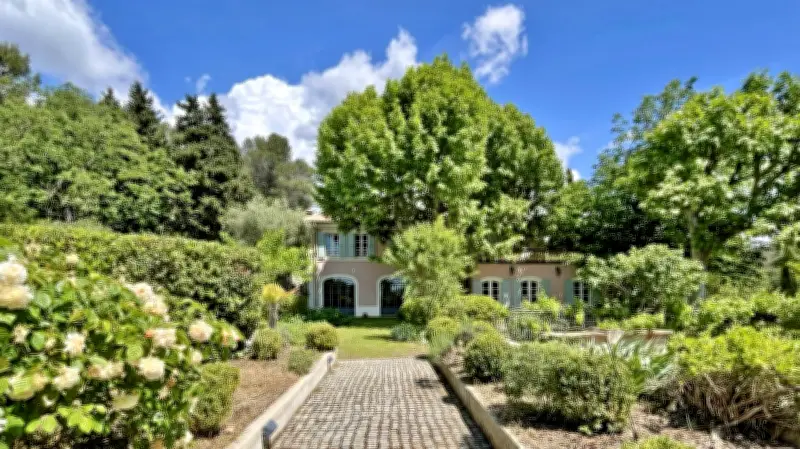 Immobilier de luxe : pragmatisme et prix records dans les villes françaises