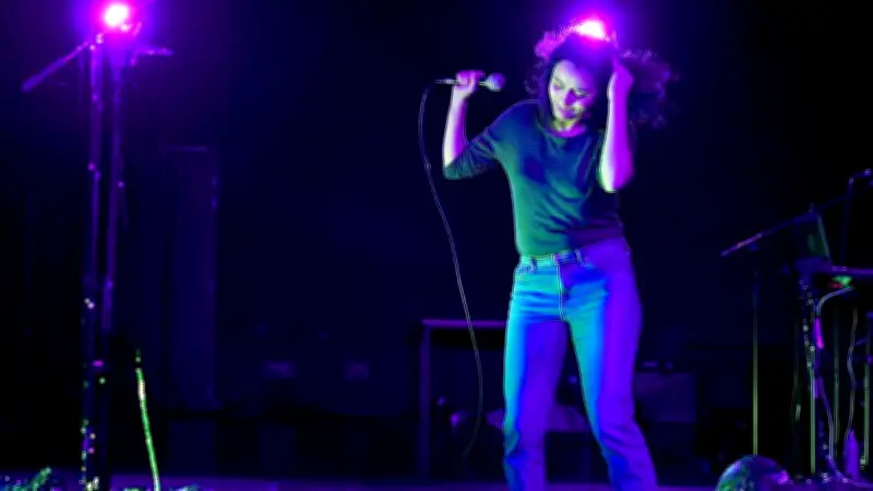 « Imperméable » à Jacou : une œuvre féministe sur les violences et le déni