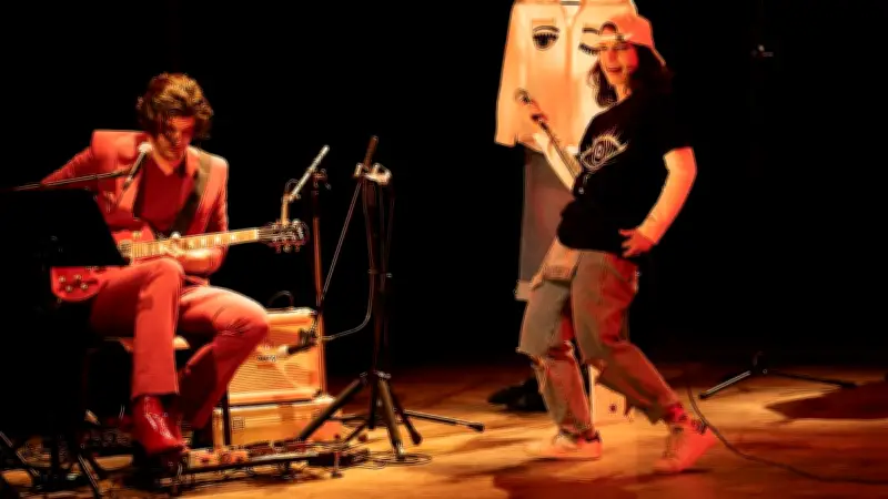 In Limbo : une plongée théâtrale dans les tourments et espoirs de l'adolescence à Mèze