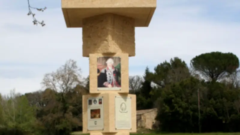 Inauguration d'une colonne cubique à Argilliers, première étape d'un sentier patrimonial