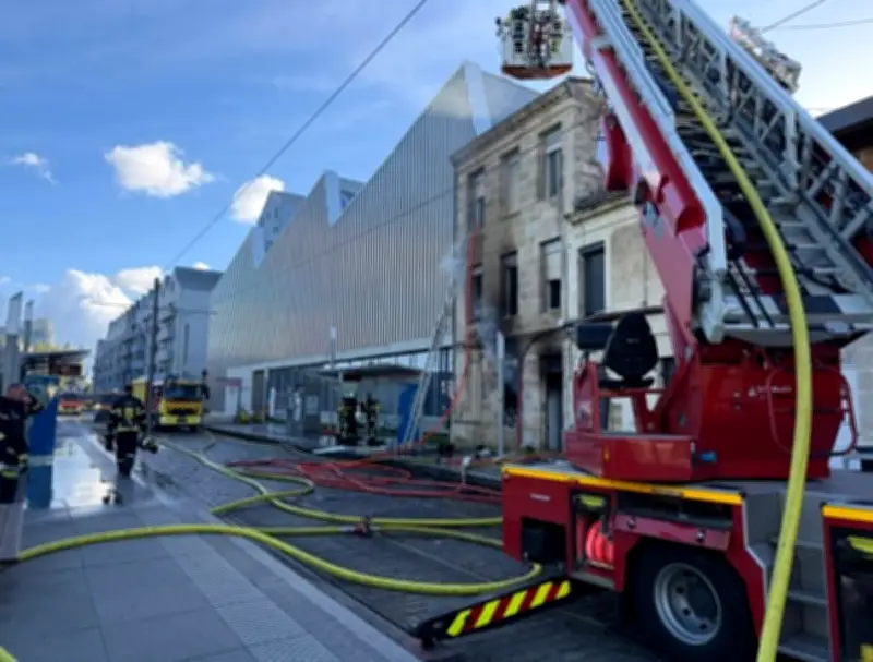 Incendie à Bordeaux : un homme se défenestre, cinq familles relogées