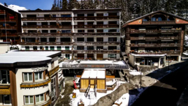 Incendie de Crans-Montana : quatre nouveaux élus visés, le maire nie toute implication