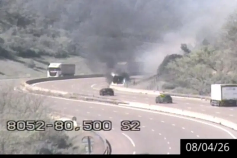 Incendie d'un fourgon sur l'A8 : un épais nuage de fumée noire perturbe gravement la circulation
