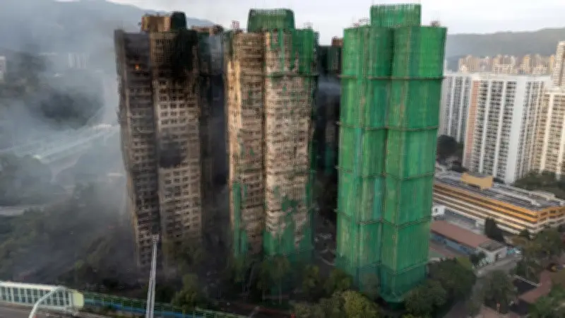 Incendie à Hong Kong : au moins 75 morts et 250 disparus, trois arrestations