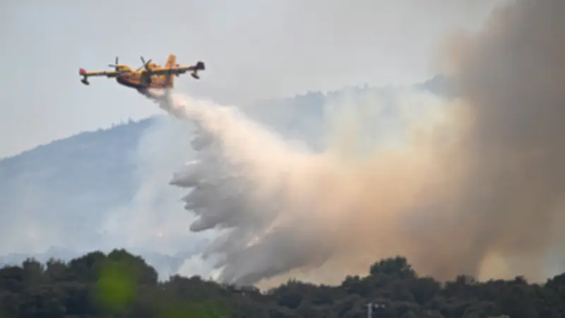 Incendie Hérault : 400 ha brûlés, A9 coupée, évacuations à Fabrègues et Mireval