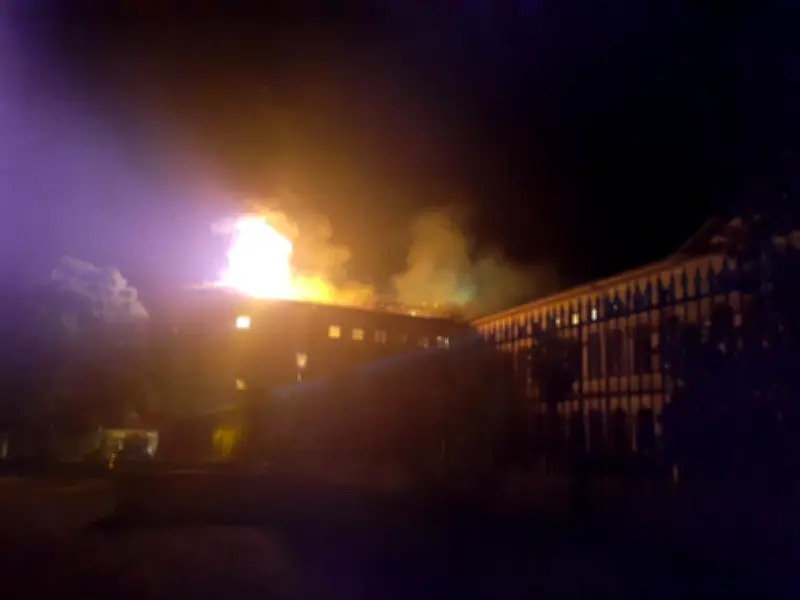 Incendie à l'ancien hôpital Saint-Cyr : 500 m² de toiture détruits