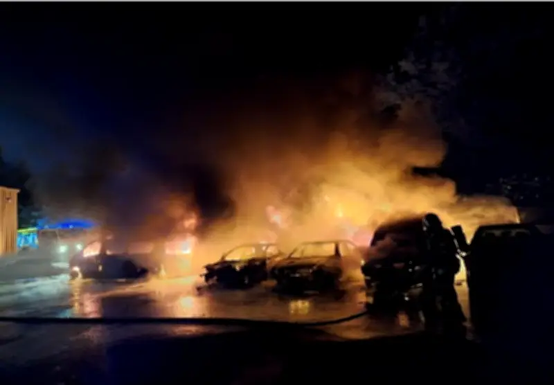 Incendie à Langon : 19 véhicules détruits sur un parking de garage automobile