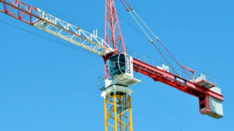 Incendie nocturne dans une grue à 25 mètres près de Montpellier : intervention périlleuse des pompiers