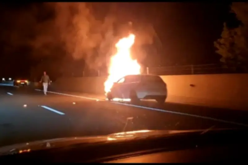 Incendie nocturne sur l'A50 : un véhicule s'embrase près du péage de Bandol
