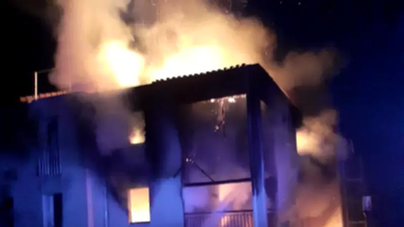 Incendie spectaculaire à Gigean : un appartement détruit, une personne évacuée
