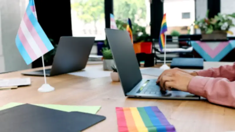 Inclusion LGBTQIA+ au travail : la loi protège salariés, candidats et stagiaires contre les discriminations