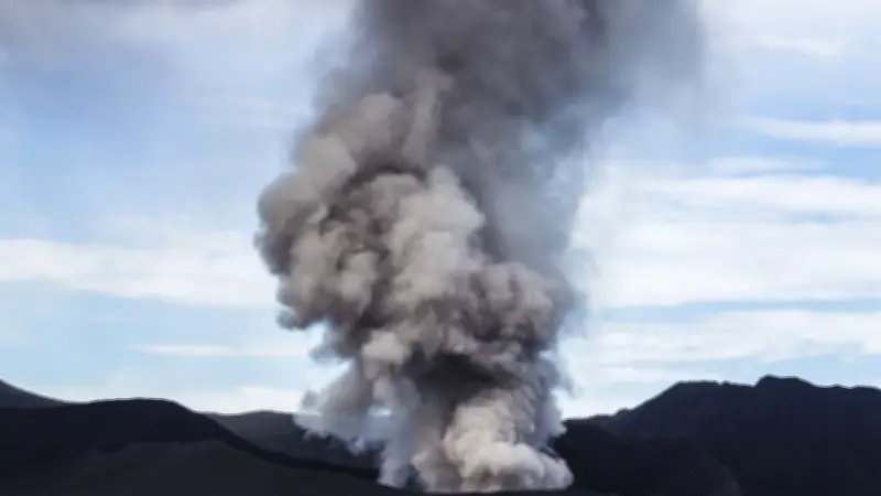Indonésie : éruption massive du volcan Lewotobi Laki-Laki à Florès