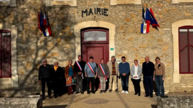 Installation du nouveau conseil municipal de Pierrerue autour du maire Jean-Pierre Guiraud