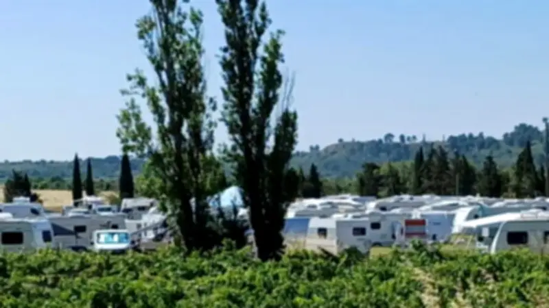 Installation illégale de caravanes sur un terrain sportif près de Béziers