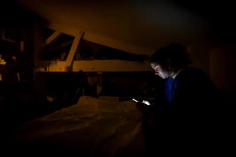 Interdiction des réseaux sociaux aux moins de 15 ans : les détails du projet de loi français