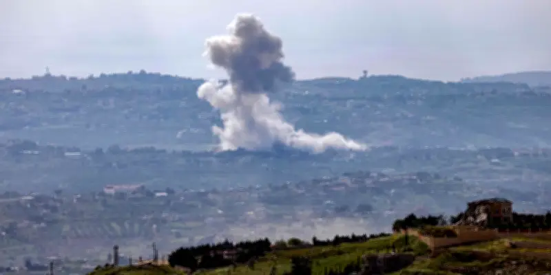 Israël bombarde le Sud-Liban malgré le cessez-le-feu, le pétrole dépasse 110$