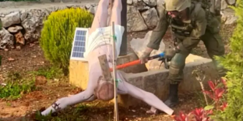 Israël présente ses excuses après qu'un soldat ait été filmé frappant une statue de Jésus