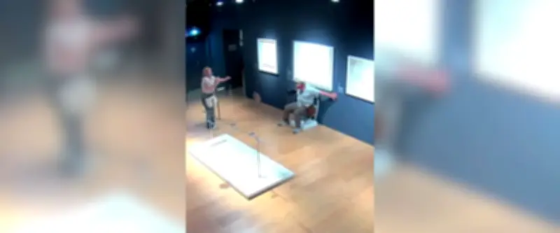 Italie : un touriste détruit une chaise en cristaux de Van Gogh pour un selfie