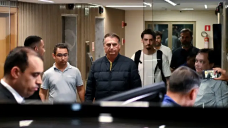 Jair Bolsonaro assigné à résidence et privé de téléphone portable