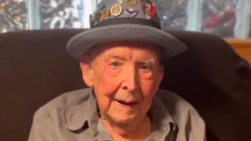 Jake Larson, vétéran américain star de TikTok, s'éteint à 102 ans