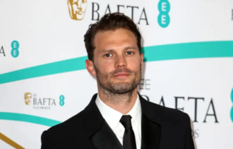 Jamie Dornan révèle sa passion insolite pour les cailloux en forme de patate au SNL