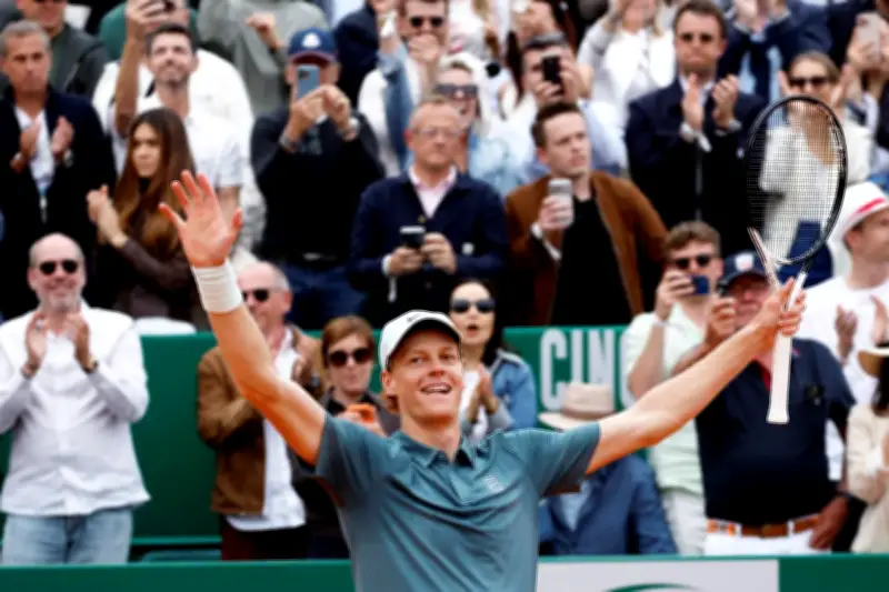 Jannik Sinner célèbre son titre à Monte-Carlo par un plongeon dans la piscine